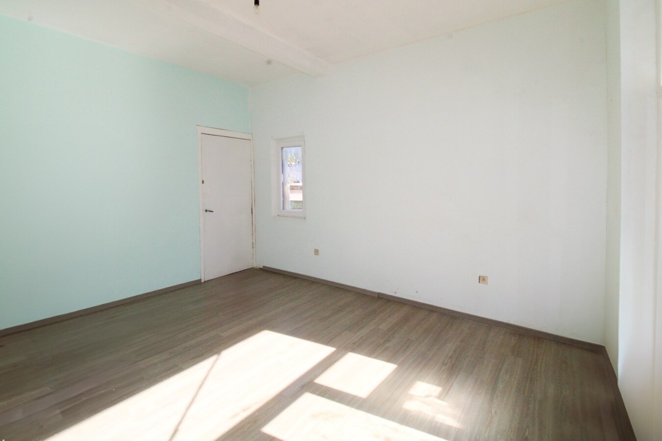 Investeren in het hart van Sint-Niklaas: Veelzijdig handelshuis met uitbreidingspotentieel in bruisend centrum te koop 