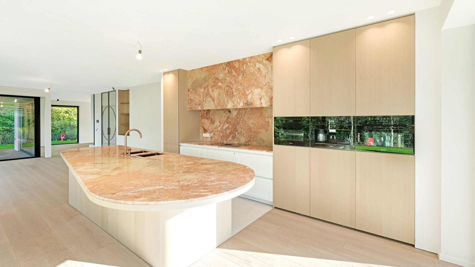 OPENDEURDAG ZATERDAG 04/04 - Madeliefjespad 1 (tussen 14 en 16u ): Indrukwekkende nieuwbouwvilla in hartje Zoute op enkele passen van de golf te Knokke. 