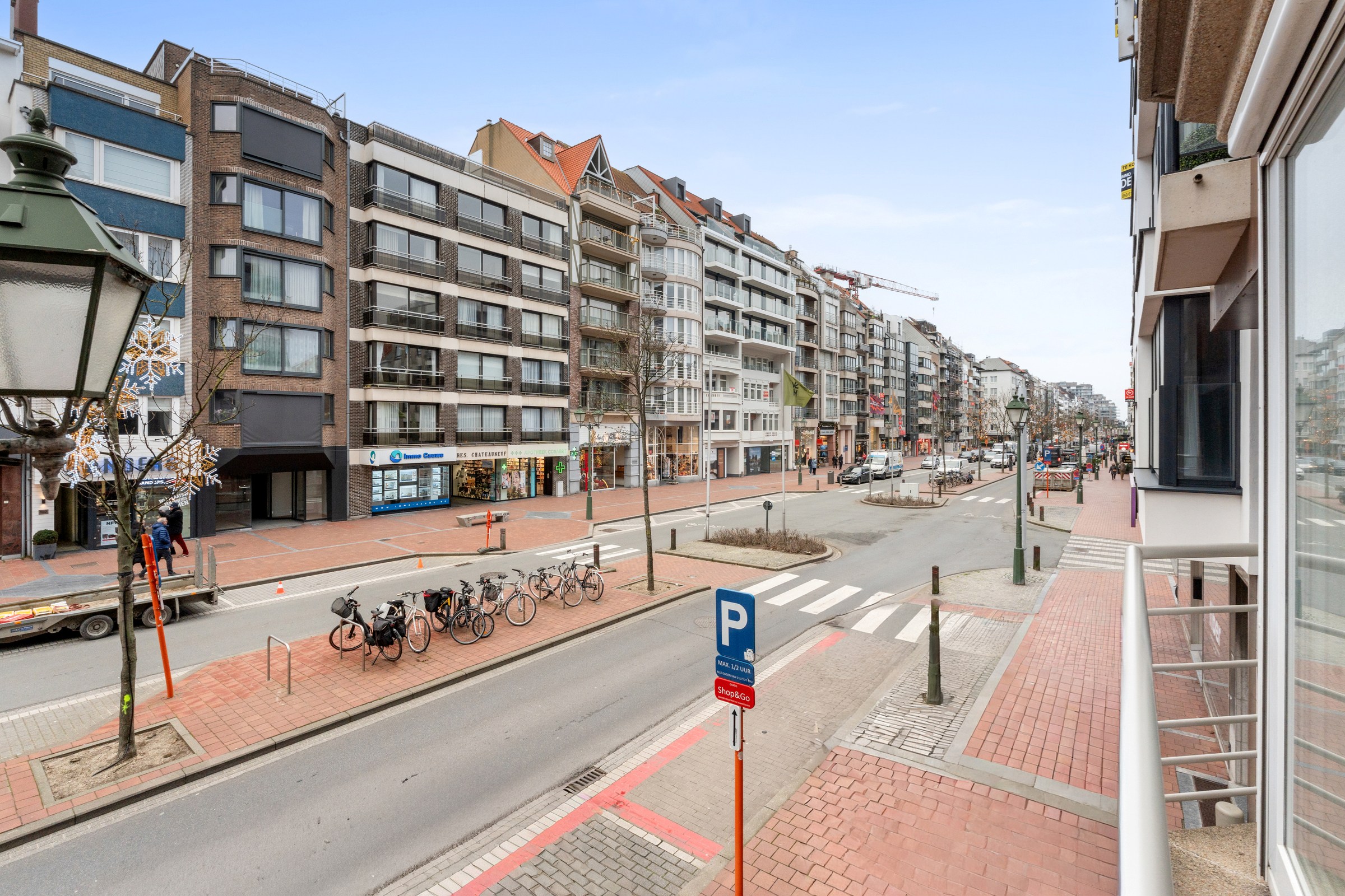 Appartement de 2 pièces bien situé au centre, du côté ensoleillé de la Lippenslaan, à distance de marche de la place Van Bunnen. 