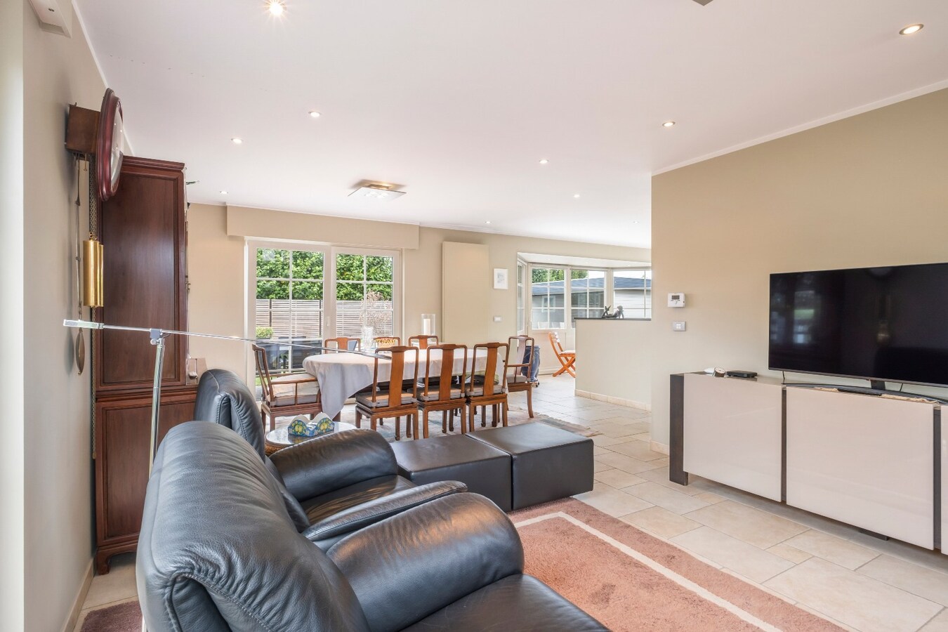 Stijlvolle villa met zwembad op rustige locatie te Bissegem/Heule te koop ! 