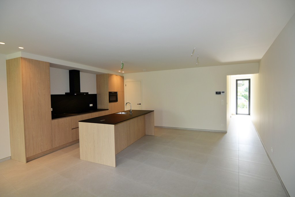 Gelijkvloers nieuwbouwappartement 124 m² met 2 slpk, tuintje en 2 autostandplaatsen. 