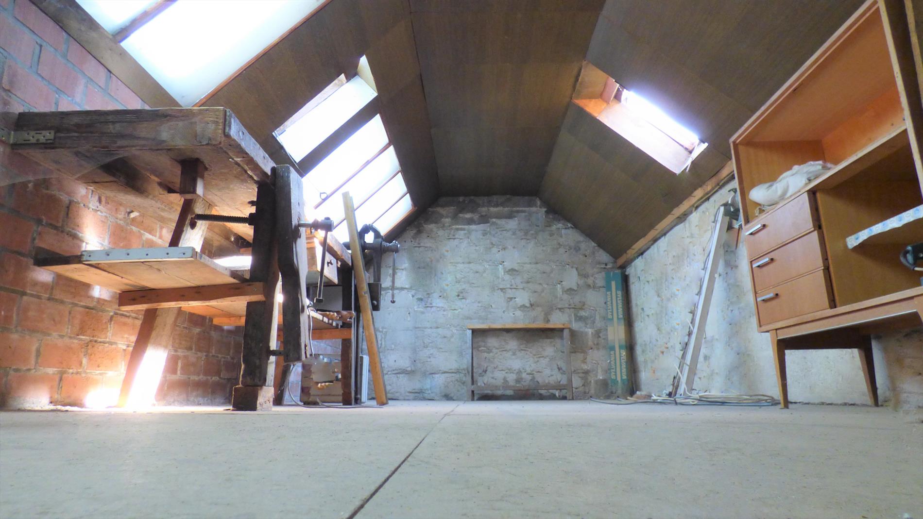 Charmante en verrassend ruime halfopen woning te Kuurne 