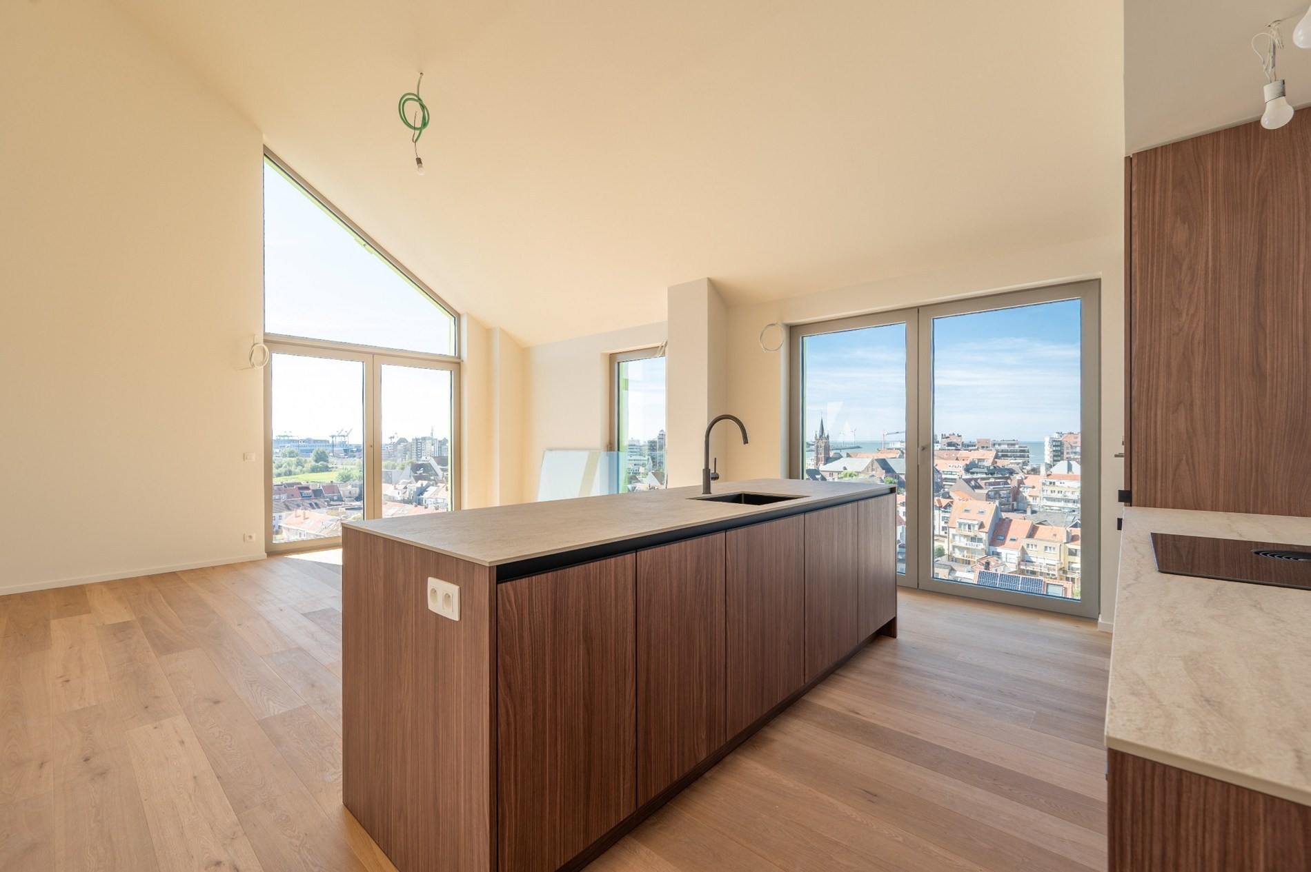 Journée portes ouvertes le dimanche 26/07 (entre 9h et 14h) à Maes et Boerenboomplein à Heist : Appartement de 3 chambres idéalement situé au Res. Hoost avec une grande terrasse orientée plein sud. 