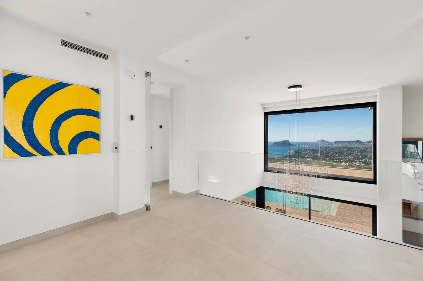 Een uitzonderlijke villa waar luxe, licht en panoramische waterzichten samenkomen. 