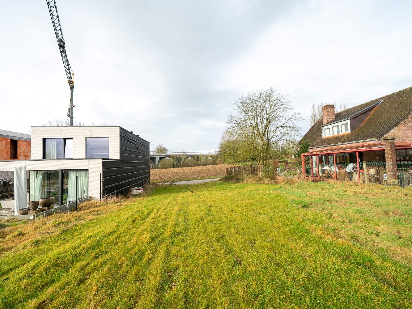 Residentieel gelegen bouwgrond (3a 85ca) voor een 3-gevel 