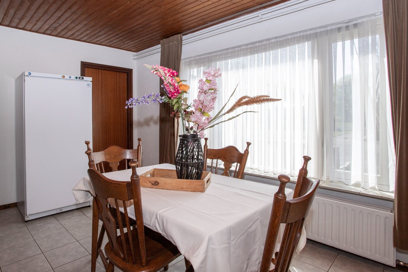 Royale halfvrijstaande woning met uitzicht over de landerijen, op korte afstand van het centrum. 