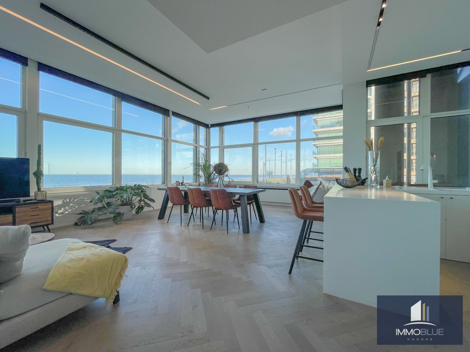 Uitzonderlijk, luxueus afgewerkt hoekappartement met frontaal zeezicht. 