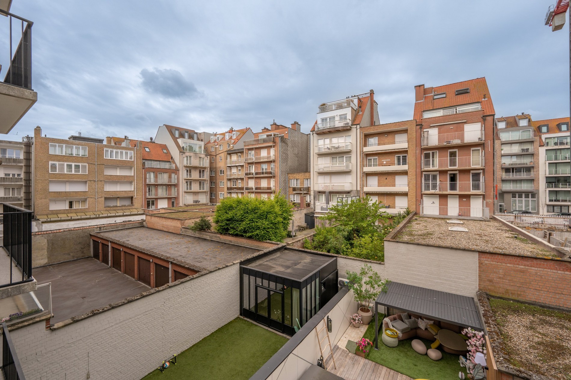 Volledig gerenoveerd 2-kamer appartement  op wandelafstand van de Zeedijk-Albertstrand. 