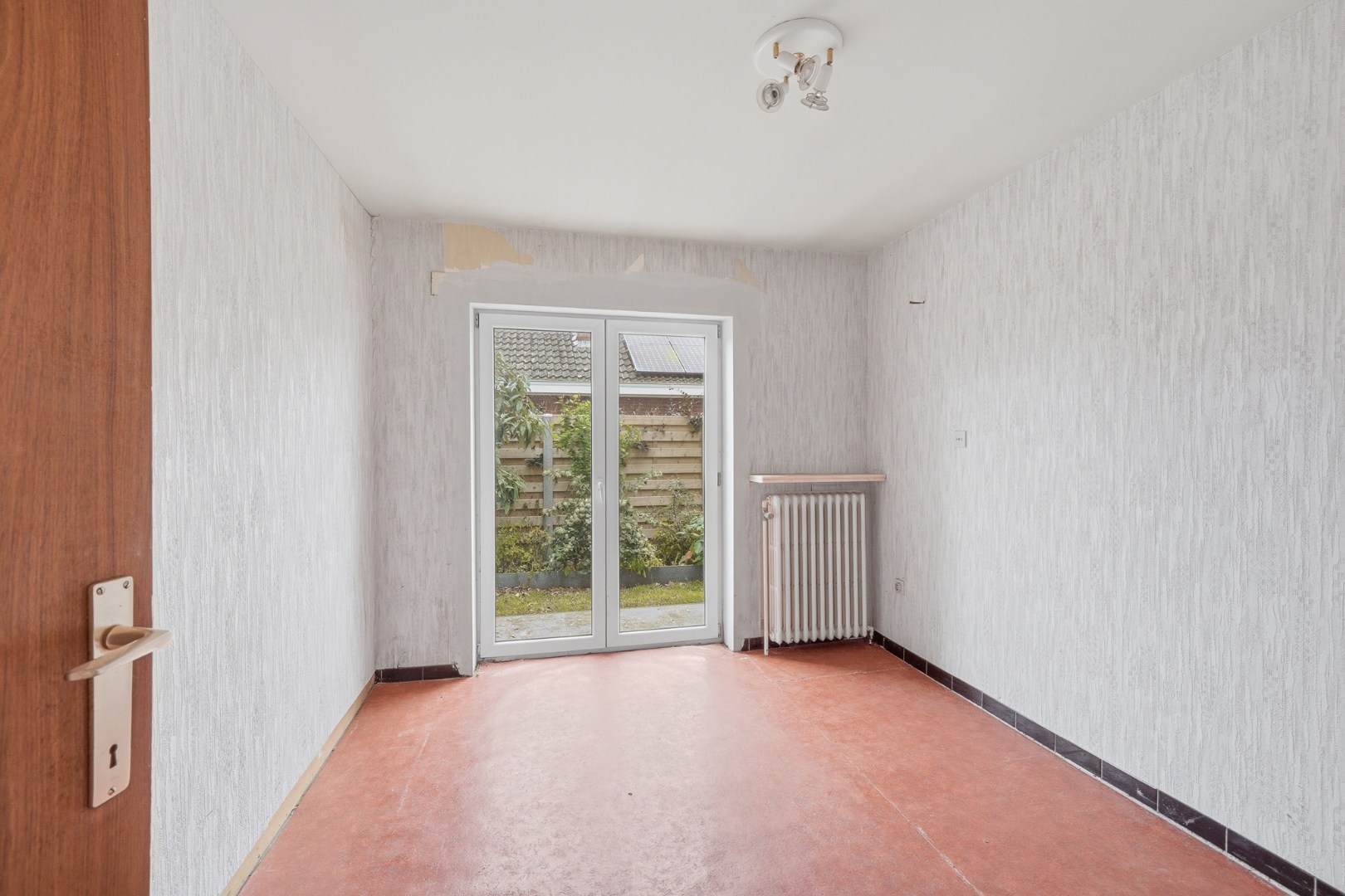 Vrijstaande bungalow met veel potentieel langs het water in hartje Oudenburg 