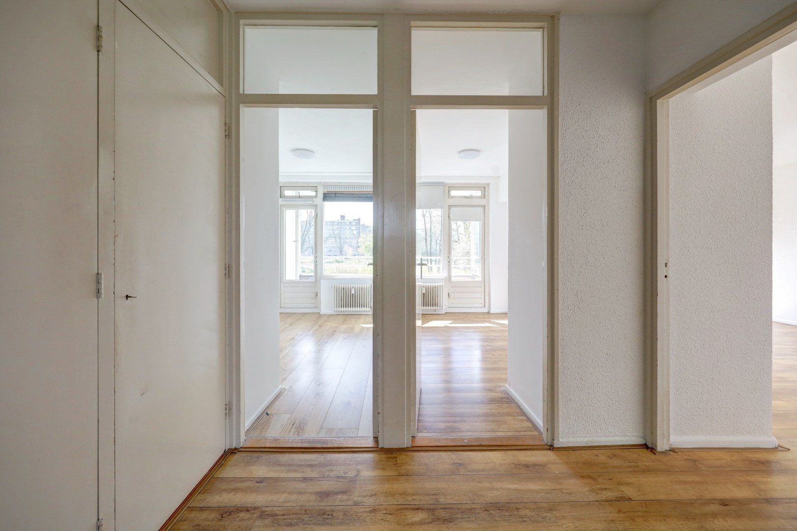 4-kamer appartement op de 1e verdieping, met 2 balkons, berging in de onderbouw en gelegen op eigen grond! 