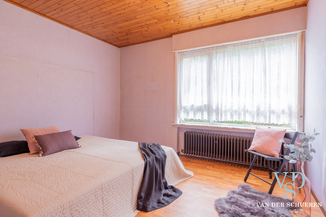 Bungalow met bijgebouw. 