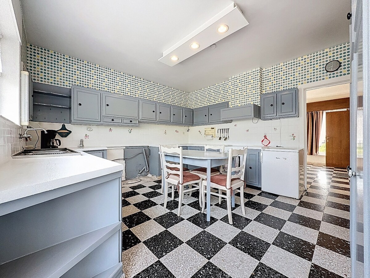 Karaktervolle woning met grote garage nabij centrum St.-Lievens-Houtem 