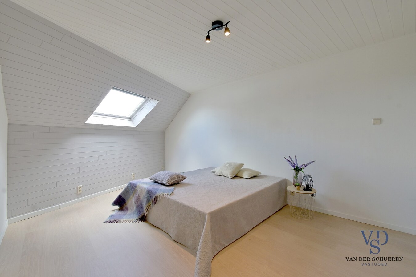 Ruime 3 slpk-woning met garage en tuin. 