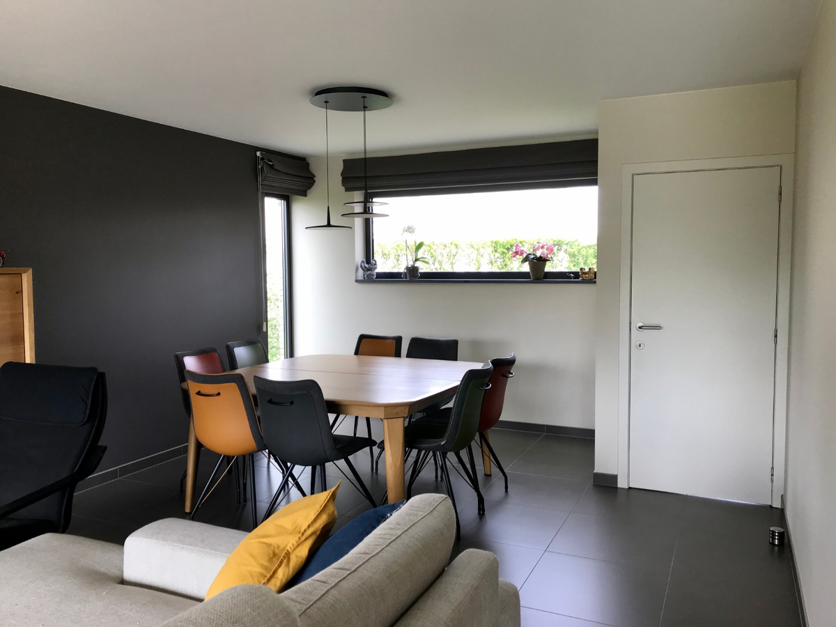 Ruime, eigentijdse Half Open Bebouwing. 