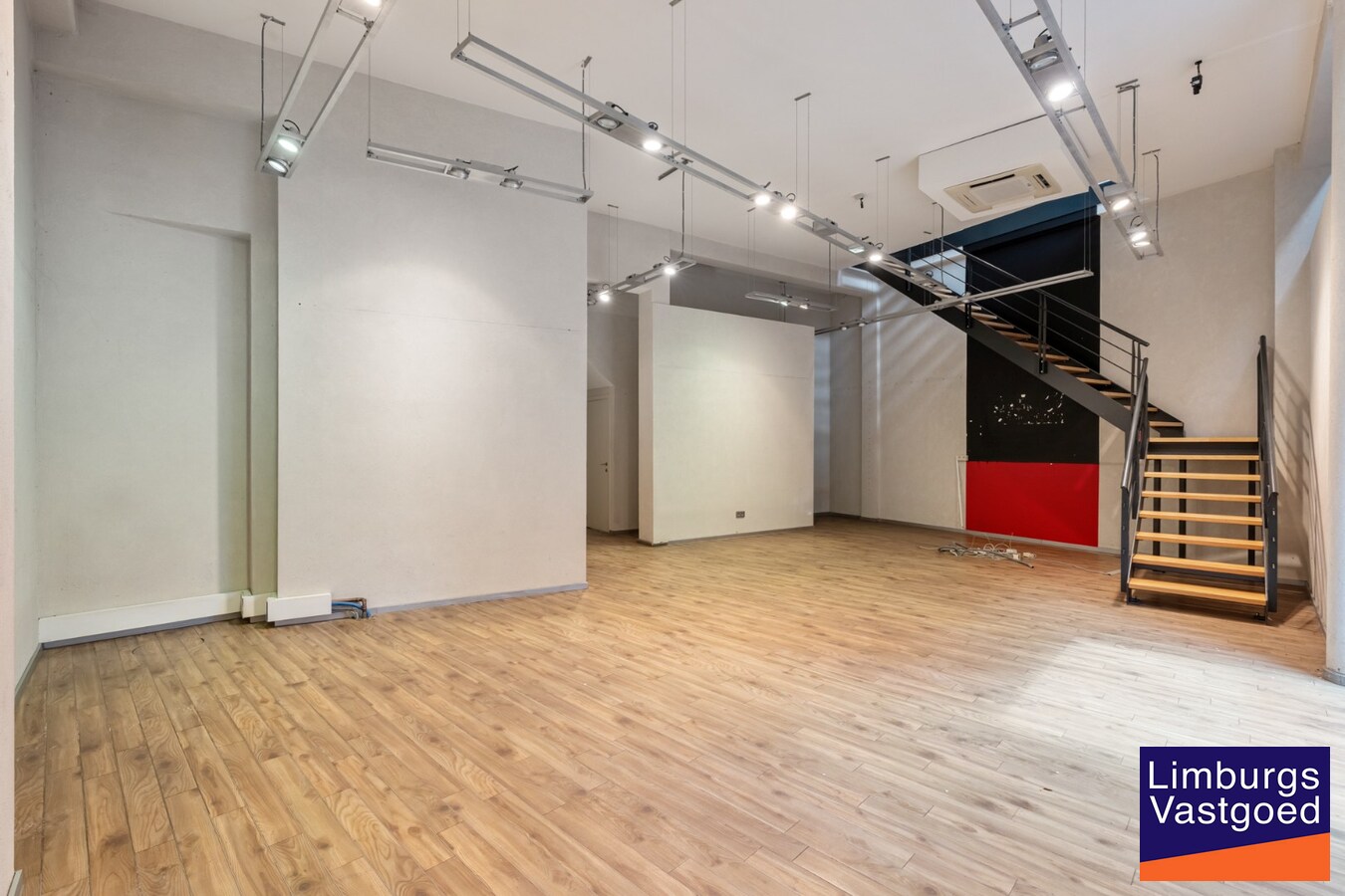 Handelspand, 150m², met 1-slaapkamerappartement op topligging in het centrum 