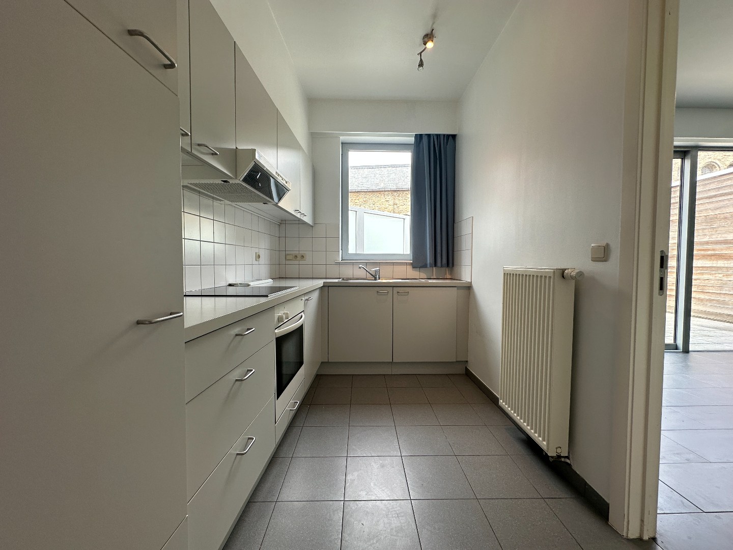 Lichtrijk appartement met 1 slpk en groot zonnig terras, hartje Torhout 