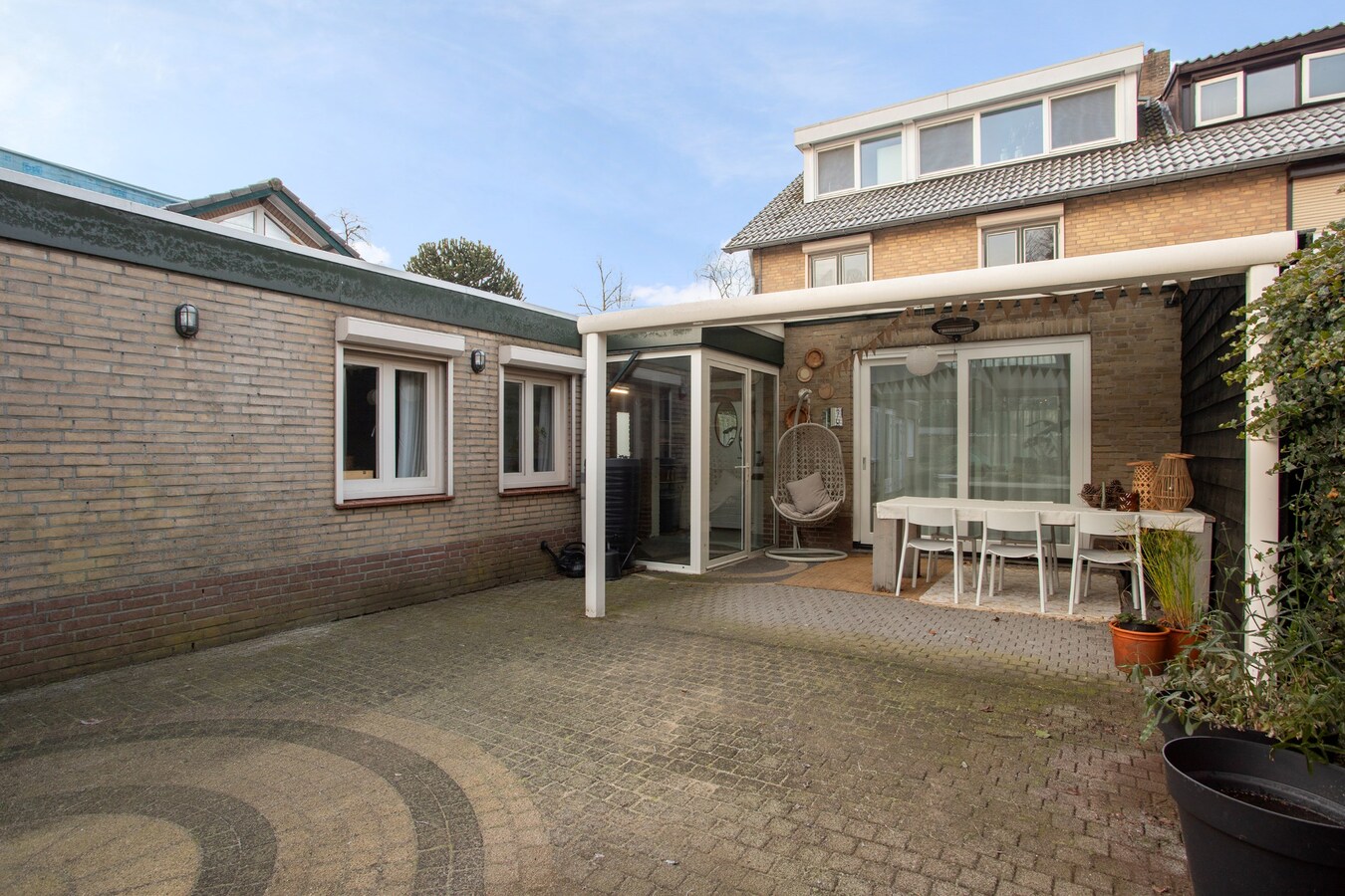 Zeer ruim halfvrijstaand woonhuis met aanpandige garage/berging en hobbyruimte/mantelzorgwoning. 