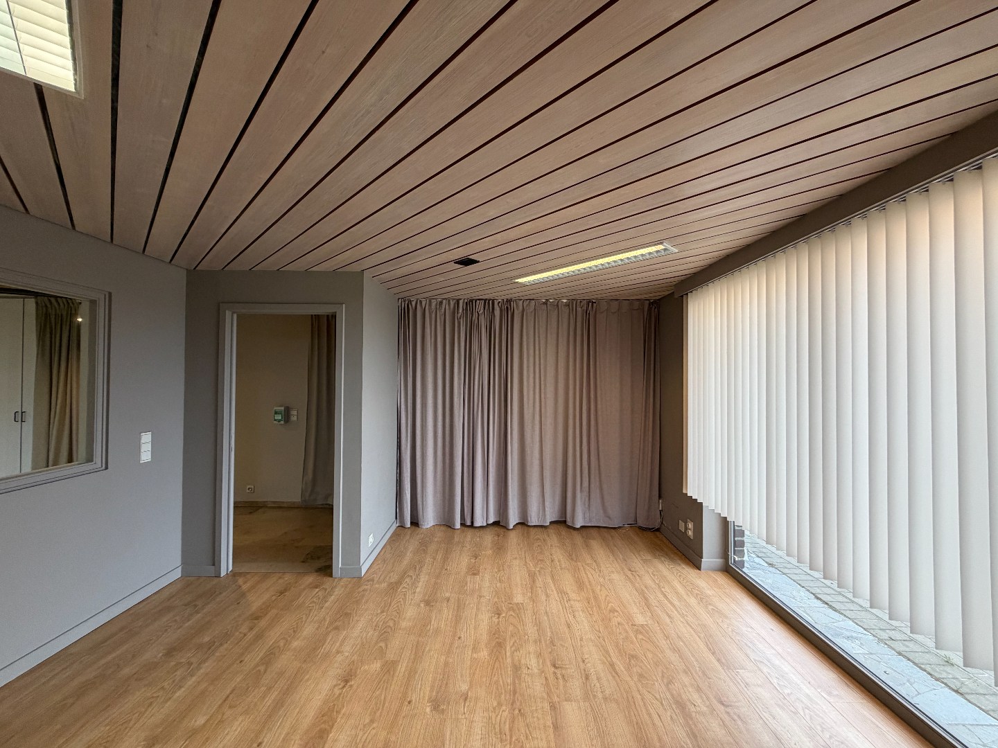 Commerciële ruimte van 134 m² met bijhorende parkingplaatsen 