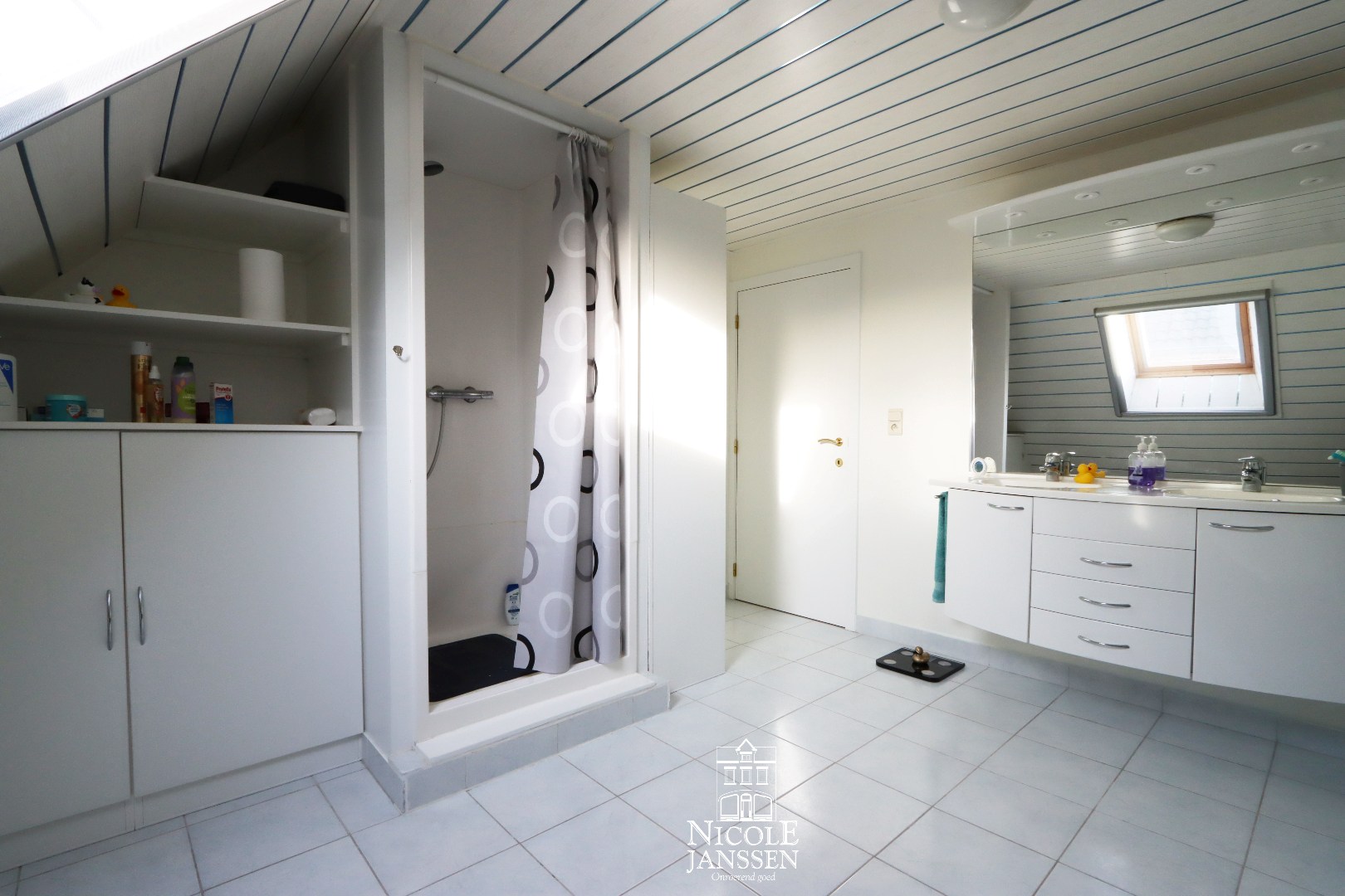 Grote badkamer met douche en bad