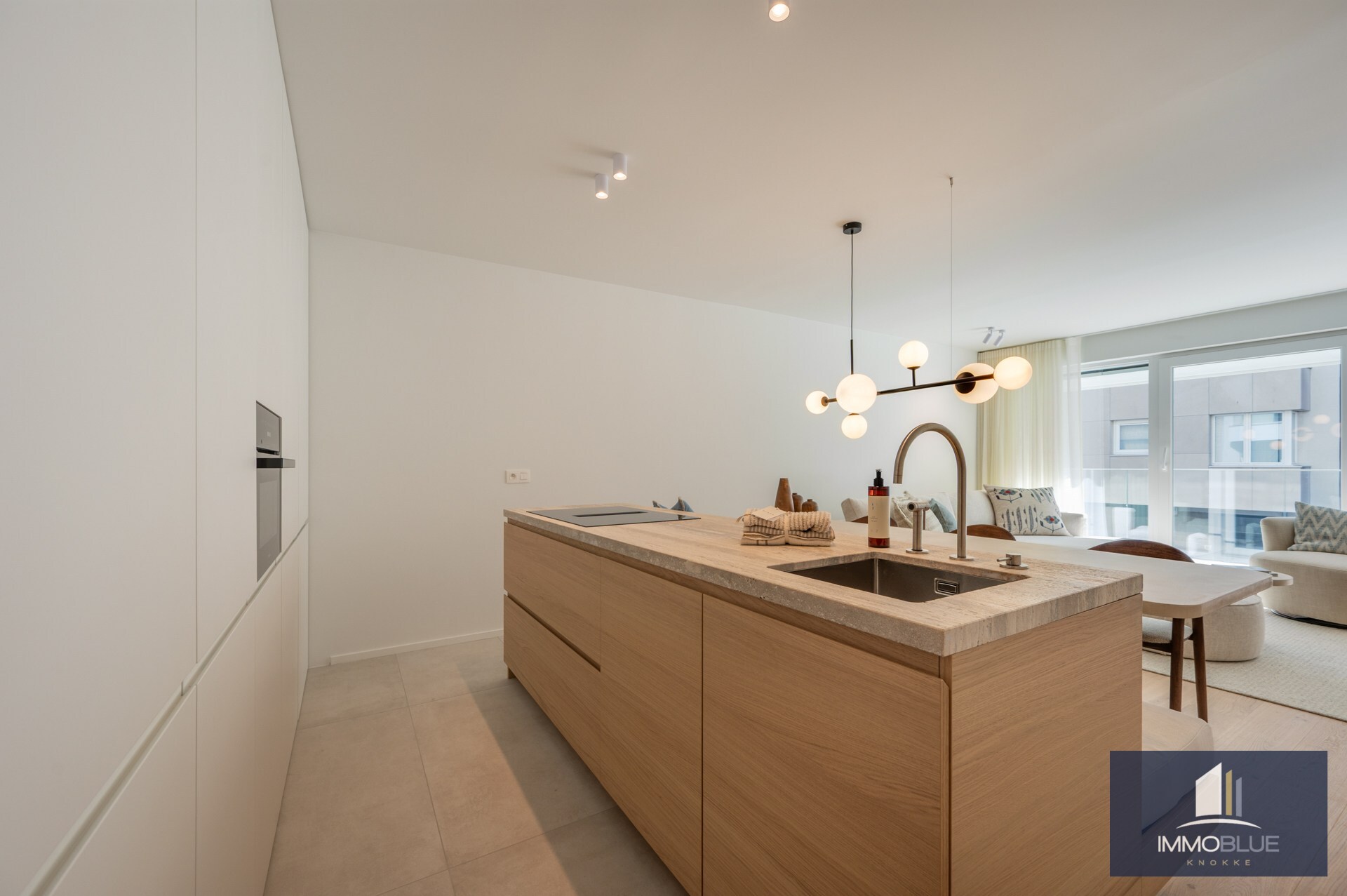 Prachtig gerenoveerd drie-slaapkamerappartement op een toplocatie vlak bij de Zeedijk en genietend van een zijdelings zeezicht. 
