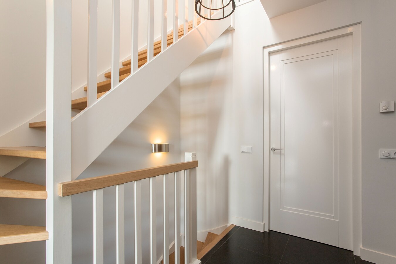 Unieke, onder architectuur gebouwde villawoning met luxe afwerking en prachtig uitzicht op het buitengebied. 