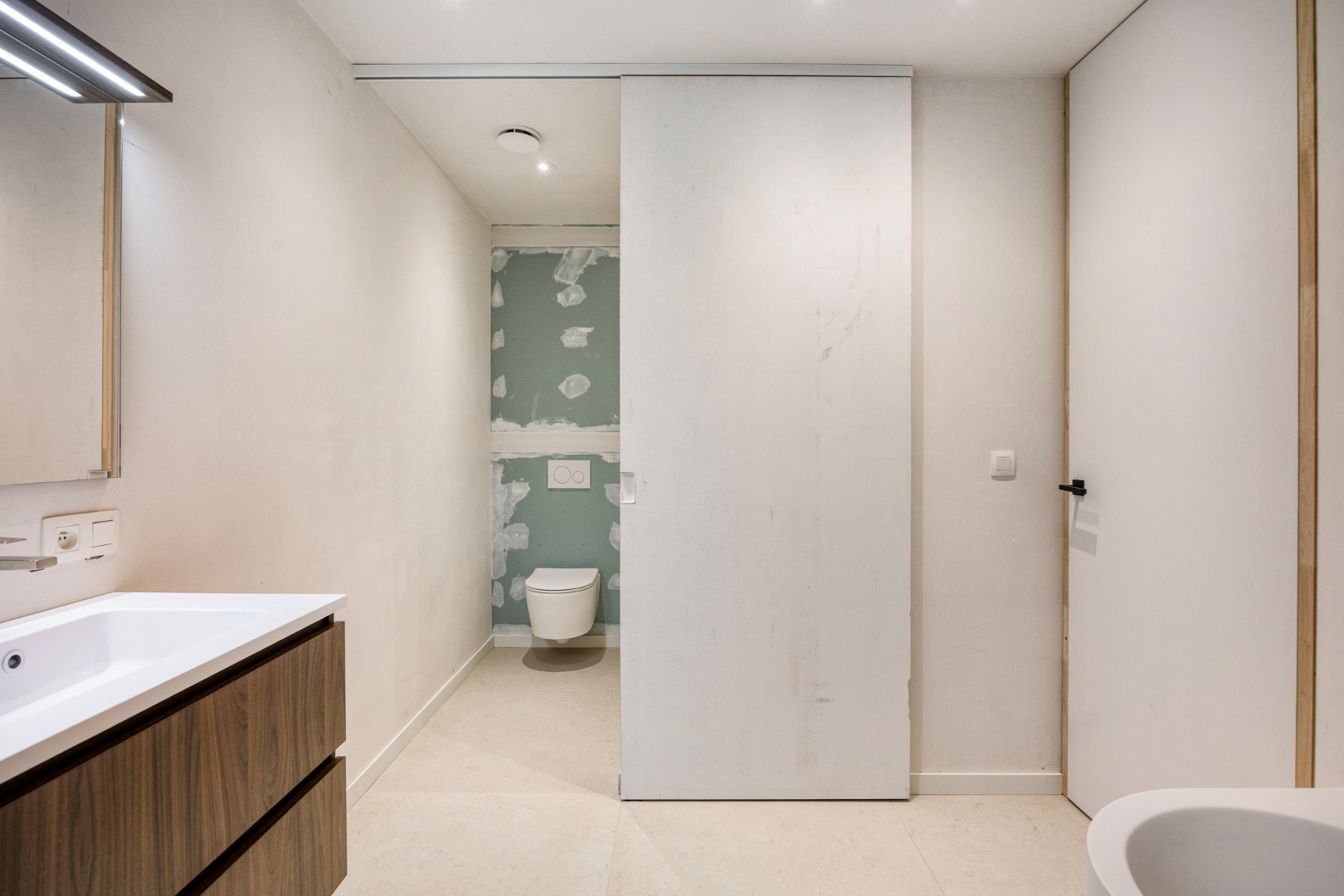 Hoogwaardig afgewerkte nieuwbouwwoning met 4 slpk. in centrum Geel 