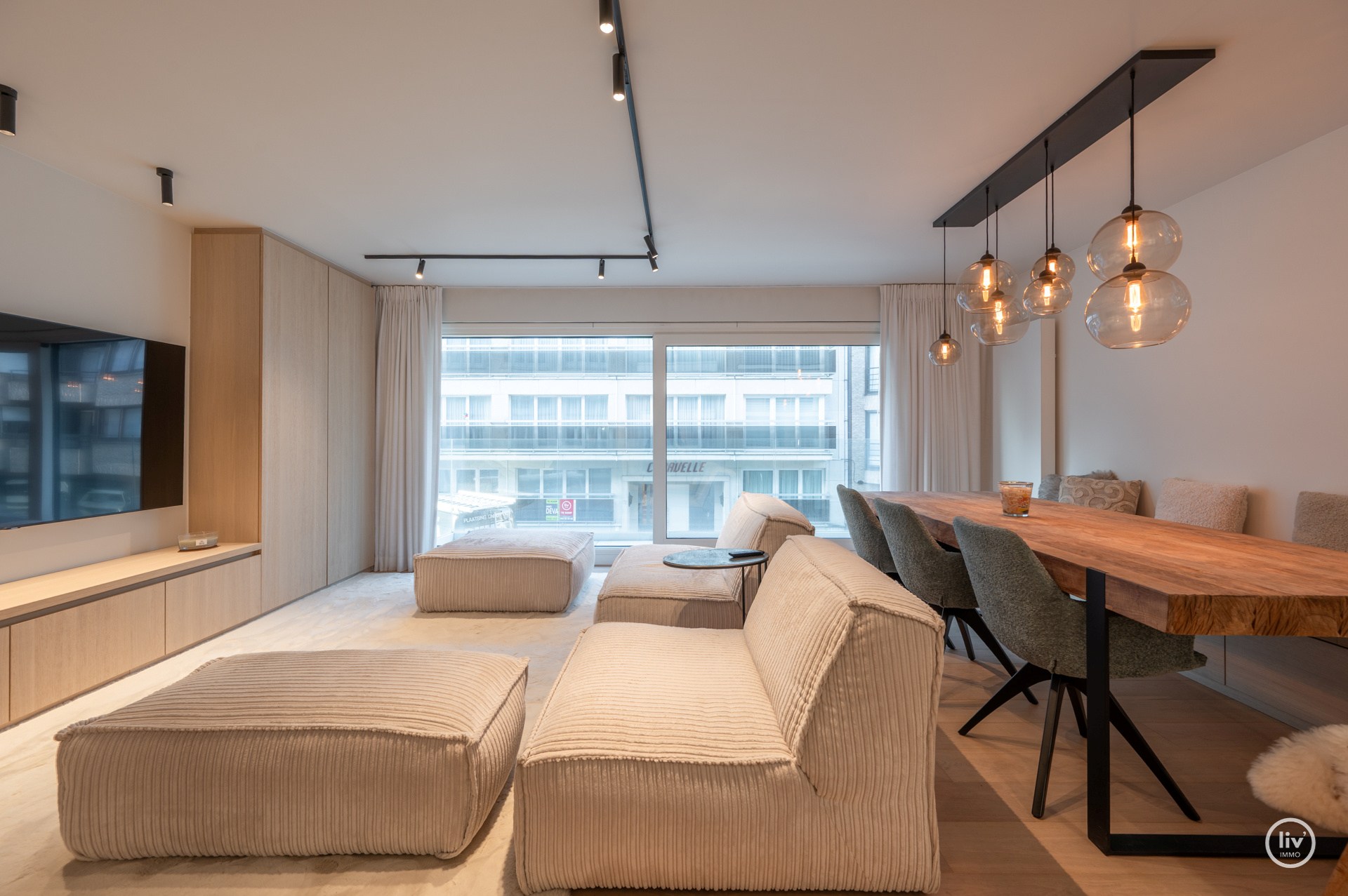 Prachtig ruim 2 slaapkamerappartement met mooie gevelbreedte en groot zonneterras op een topligging vlakbij de Dumortierlaan te Knokke. Garage mogelijk in het gebouw. 