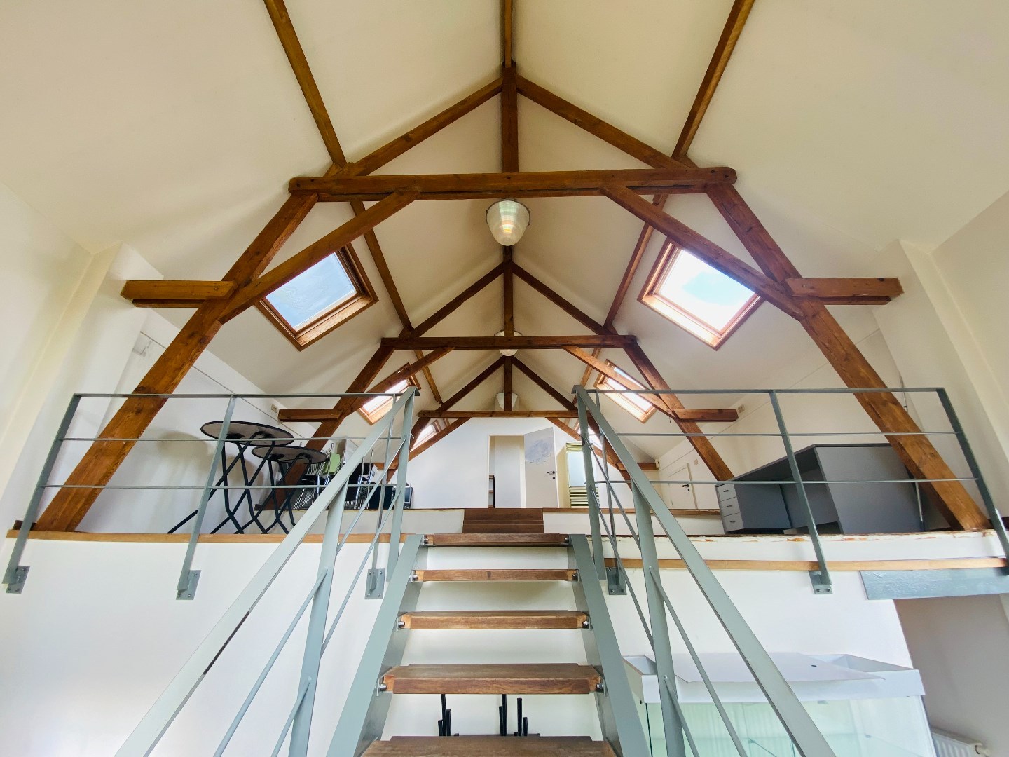 Instapklare polyvalente ruimte van 90 m² in loft-stijl op een groene locatie! 