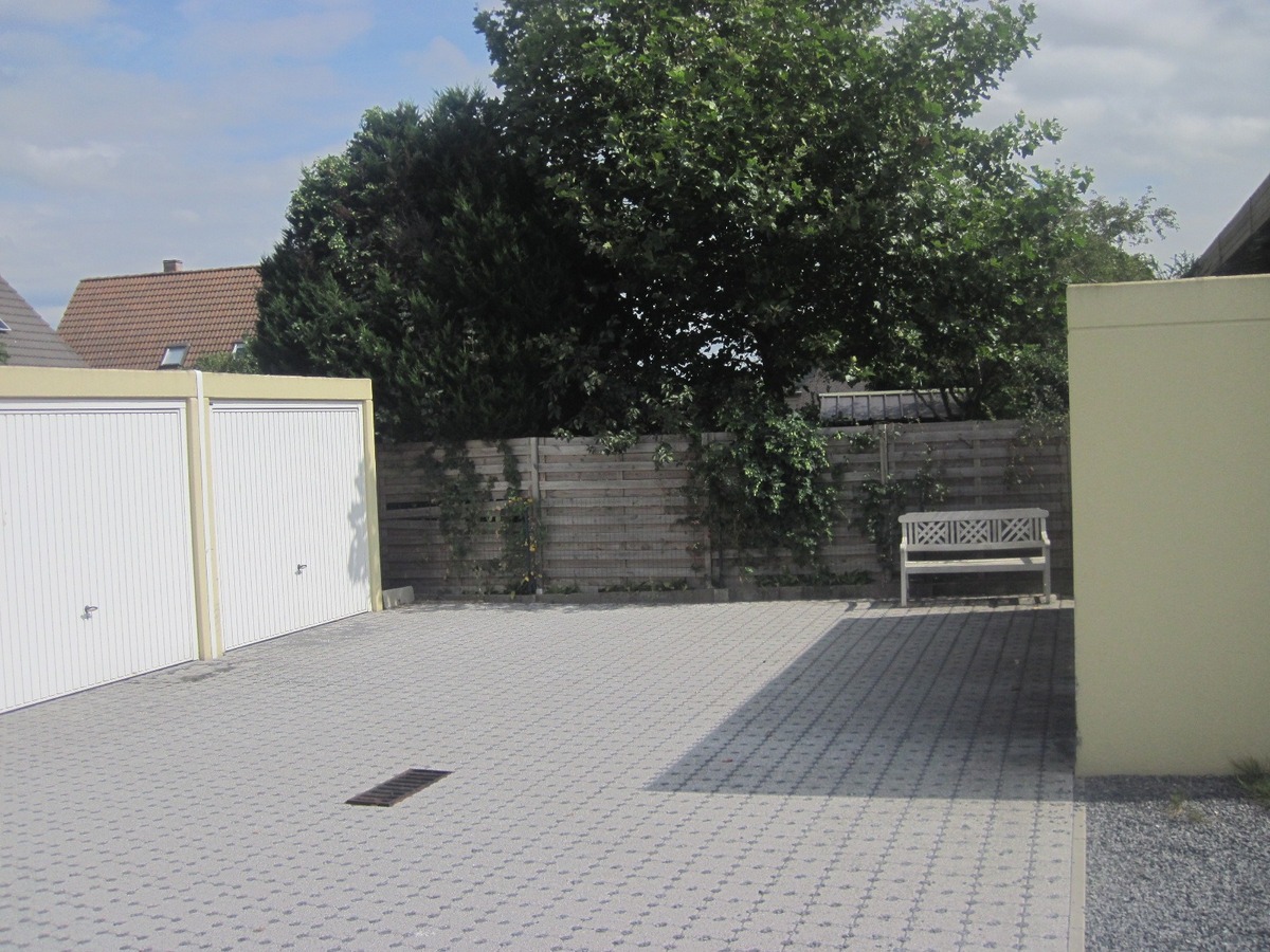 Ruim gelijkvloers appartement met terras en tuintje. Incl. afz. garage ! 