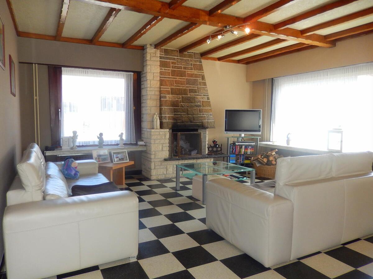 Instapklare woning met grote opslagplaats en 3 garages 