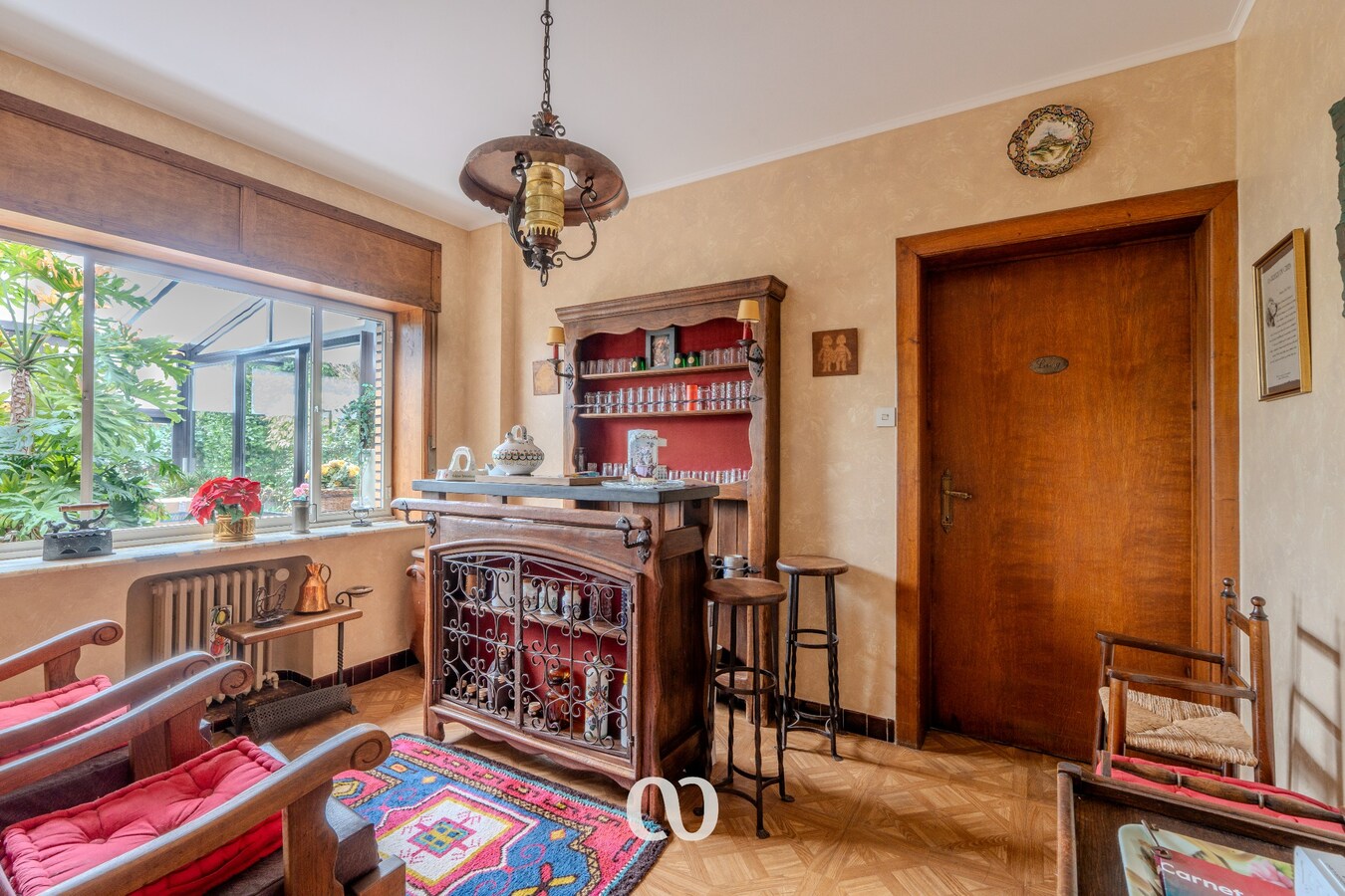 Zeer grote karaktervolle woning in art-deco stijl met tal van mogelijkheden 