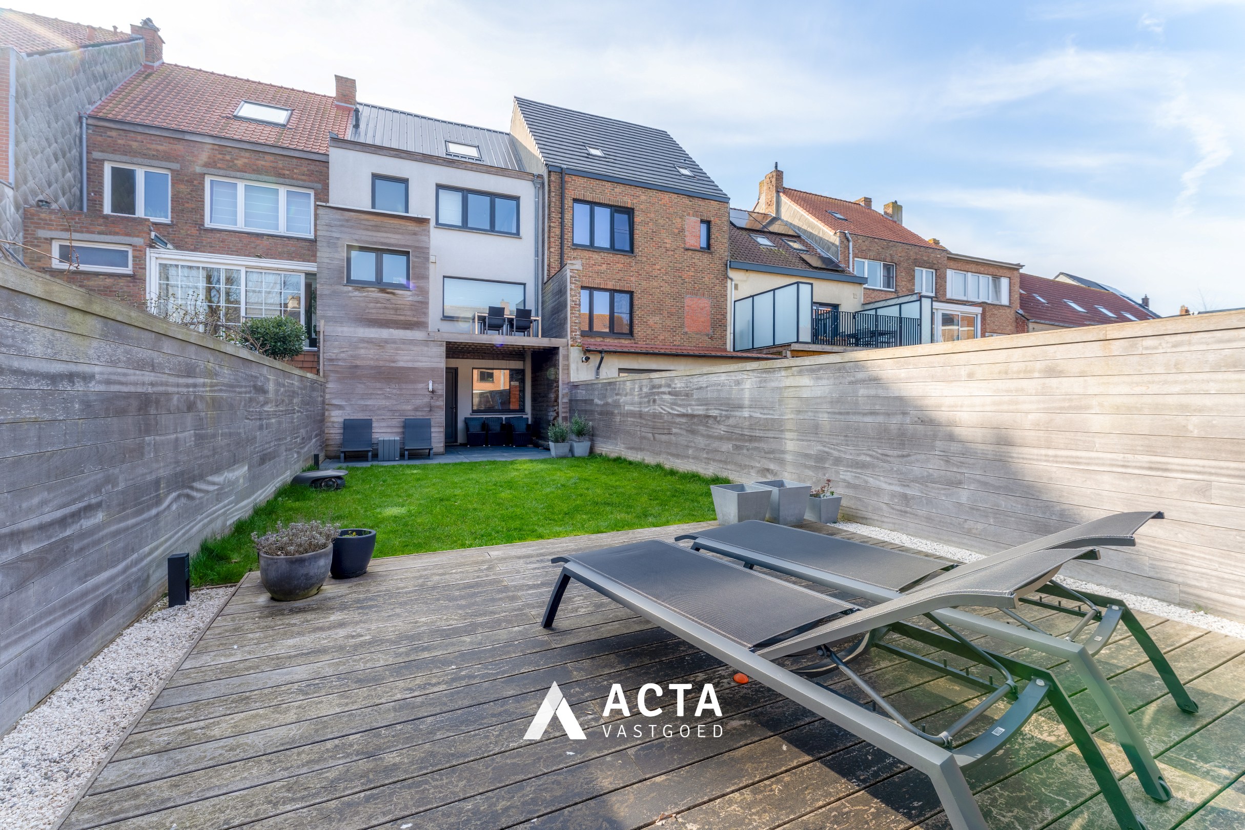 Instapklare bel-etage met 3 slaapkamers en garage 