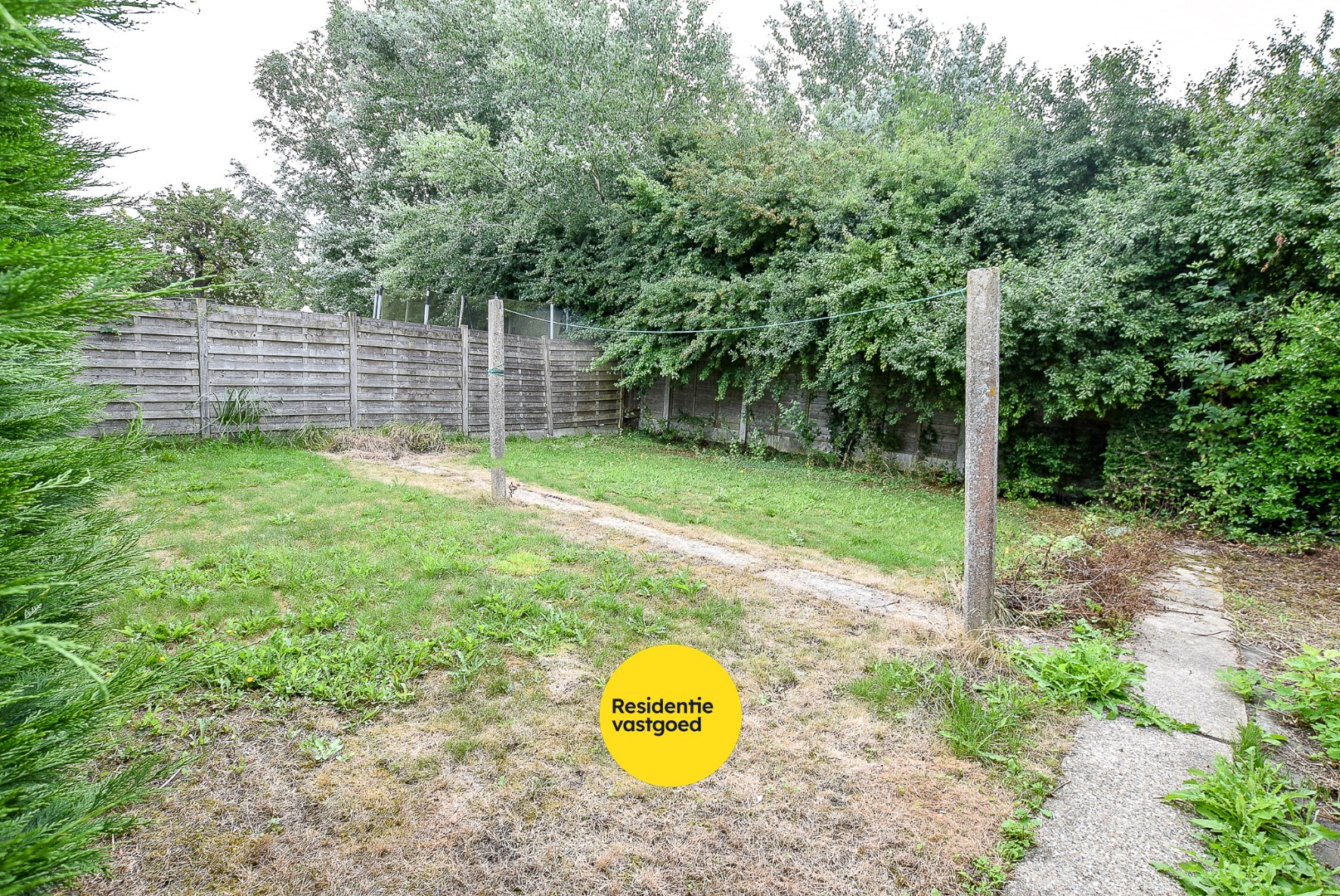 Zeer ruime te renoveren woning met statige gevel op 445 m² met zuid-west georiënteerde tuin. 