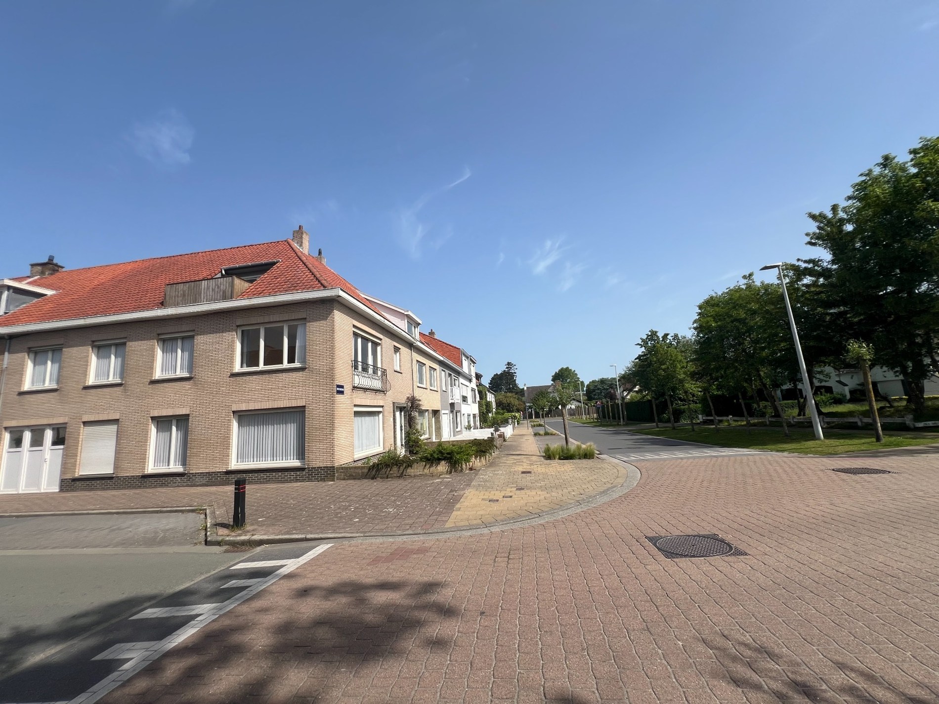 Villa à rénover située près du Vieux Knokke. Cette villa pleine de caractère offre une opportunité exceptionnelle pour ceux qui recherchent une propriété exclusive sur la côte belge. 