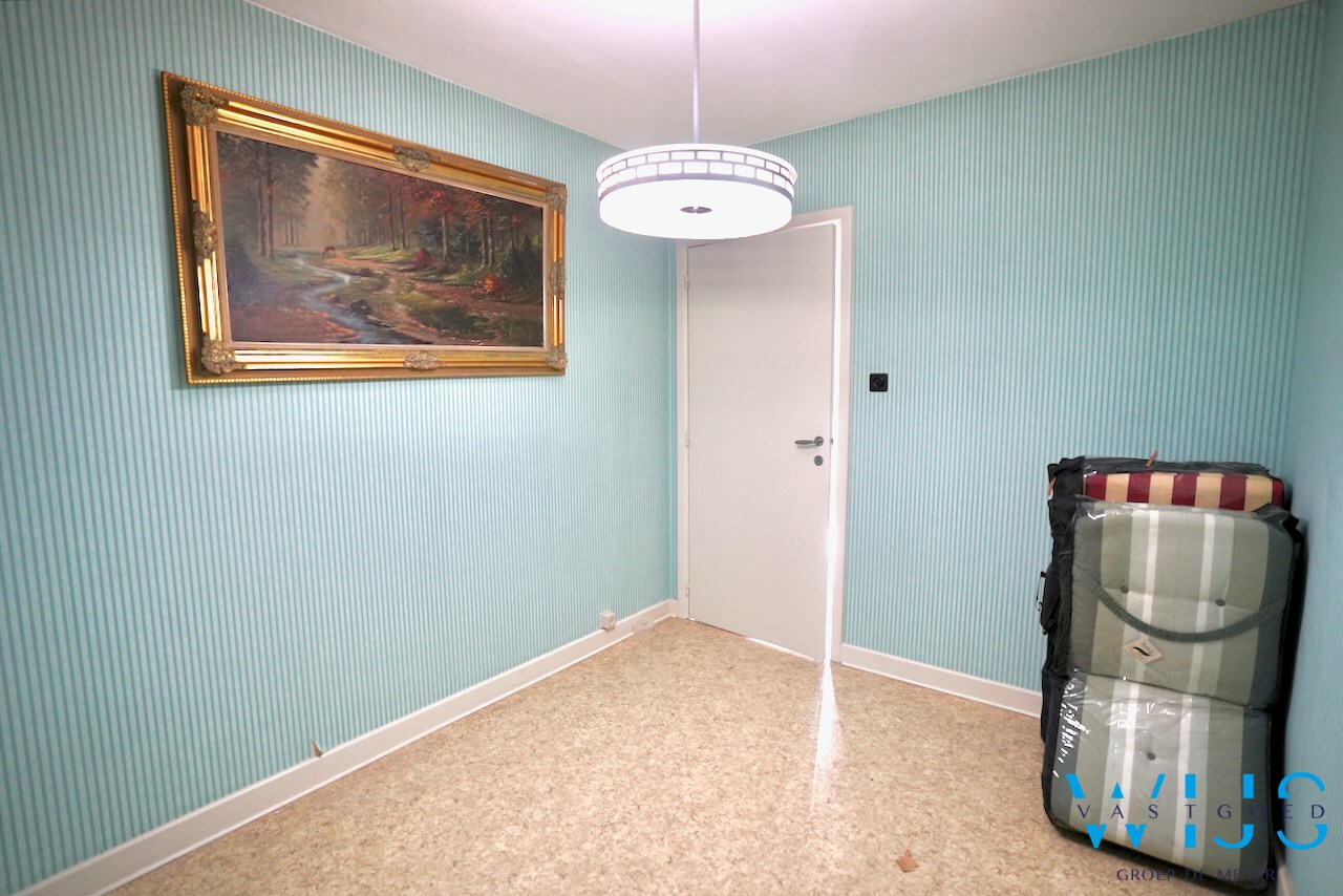 Halfopen bebouwing met vernieuwd dak en topligging in hartje Evergem ! 