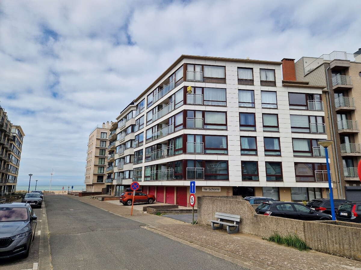 Stylish renovated apartment with partial sea view in Koksijde! 