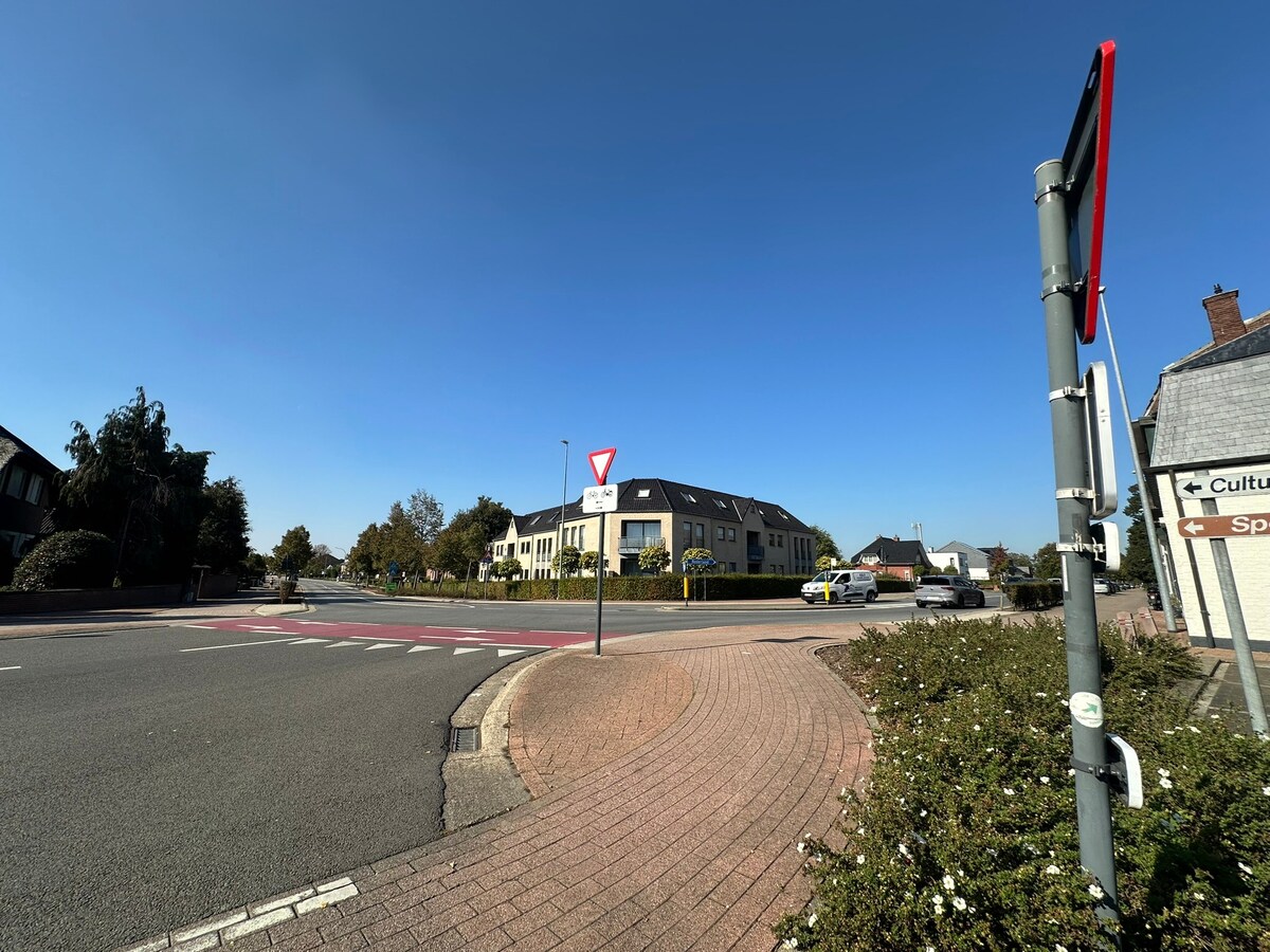 5 Parkeerplaatsen op 600 m van de Markt van Maaseik. 