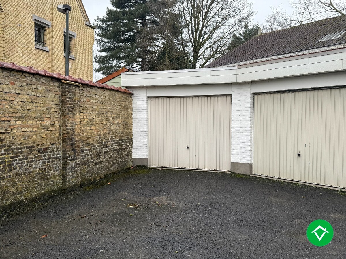 Instapklaar appartement met twee slaapkamers en garage te Roeselare 