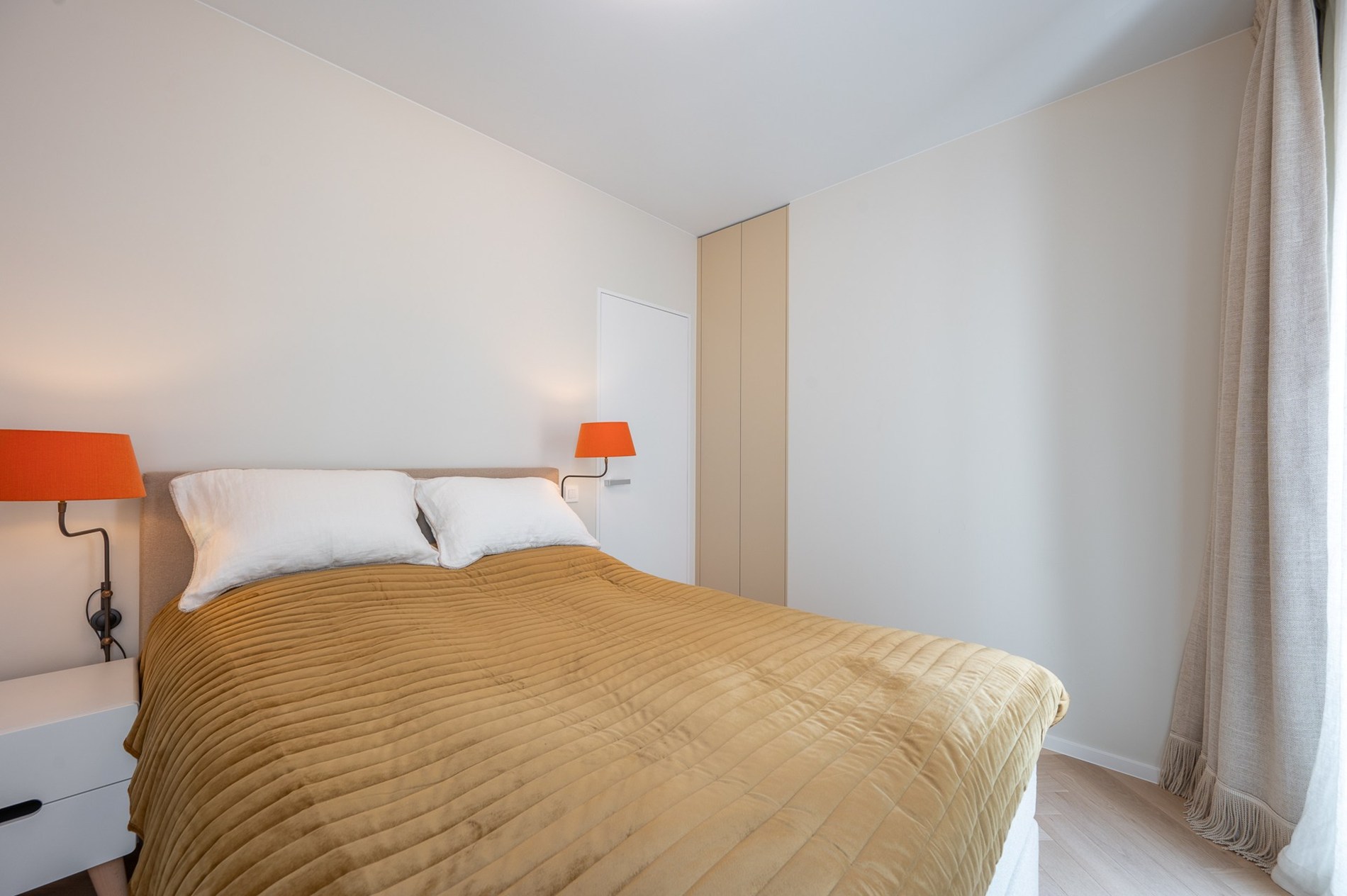 Au deuxième étage de la résidence exclusive Triangle Vert, un bâtiment inspiré de l'emblématique Flat Iron à New York, vous trouverez cet appartement d'angle exceptionnel. 
