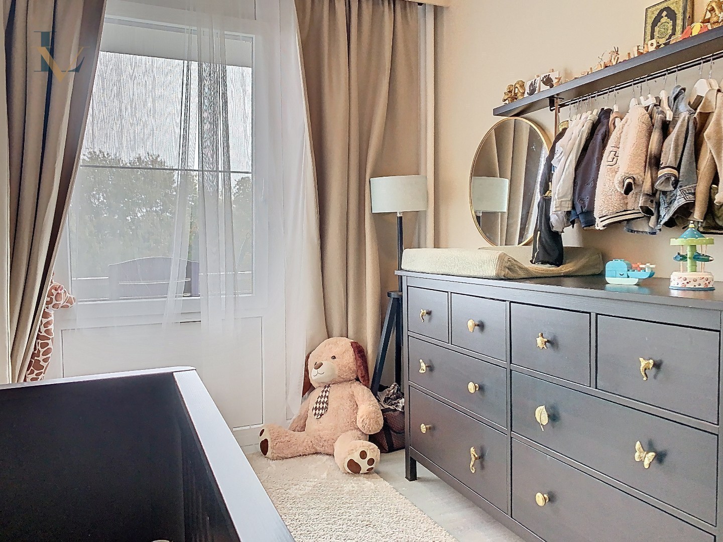 Recent gerenoveerd  drie slaapkamer appartement  met vrij zicht op Bosuilplein en ruim terras 