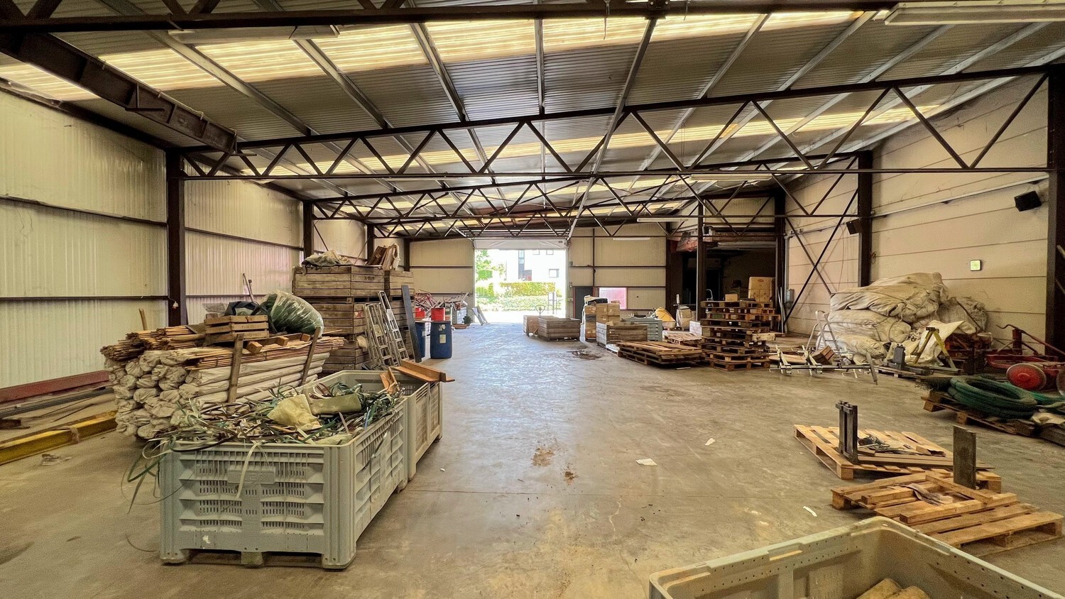 Loods met woongelegenheid op royaal perceel van 6000 m² 