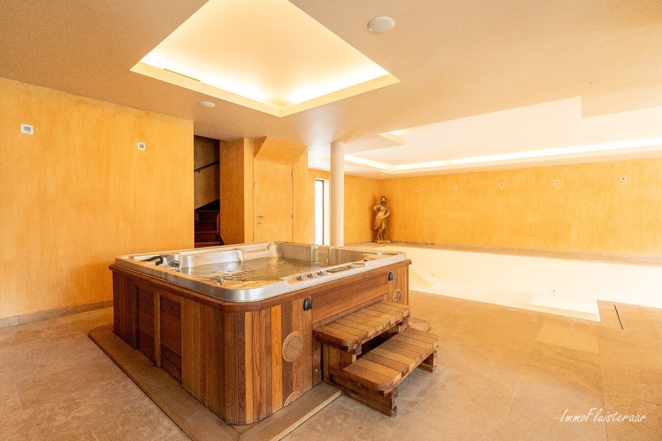 Prachtige villa met hippische accommodatie en binnenpiste op ca. 2ha te Paal 