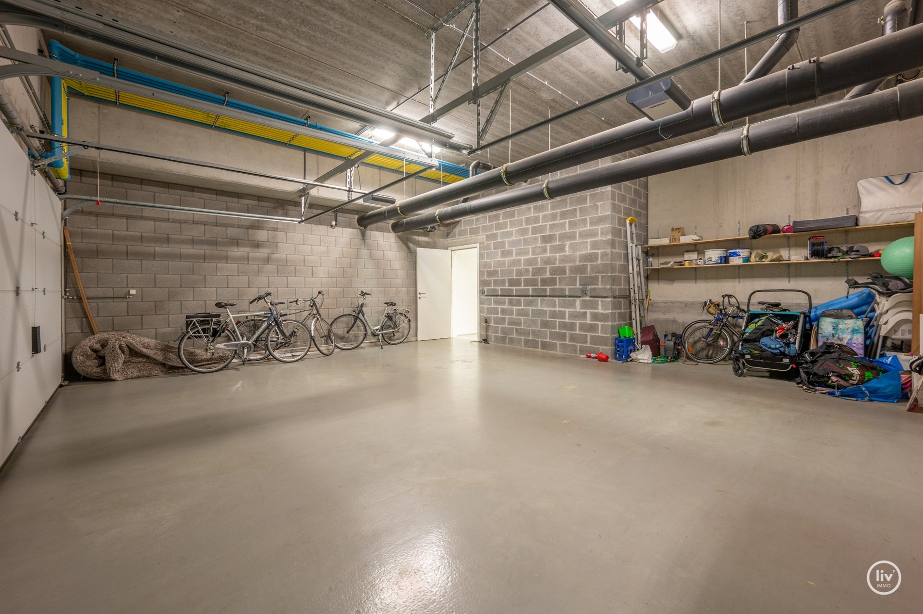Breed en luxueus afgewerkt tuinappartement met wijde zichten op het meer. 