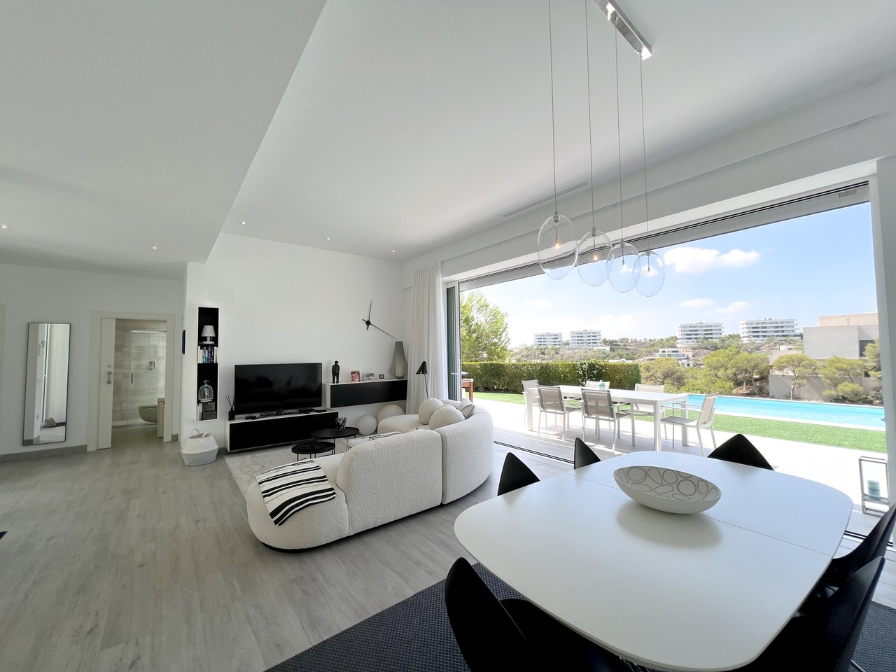 Bienvenue dans la Communauté Adelfa, une oasis exclusive au cœur du Las Colinas Golf &amp; Country Club. Ici, vous pourrez profiter de la nature préservée et du climat agréable du sud-est de l'Espagne 