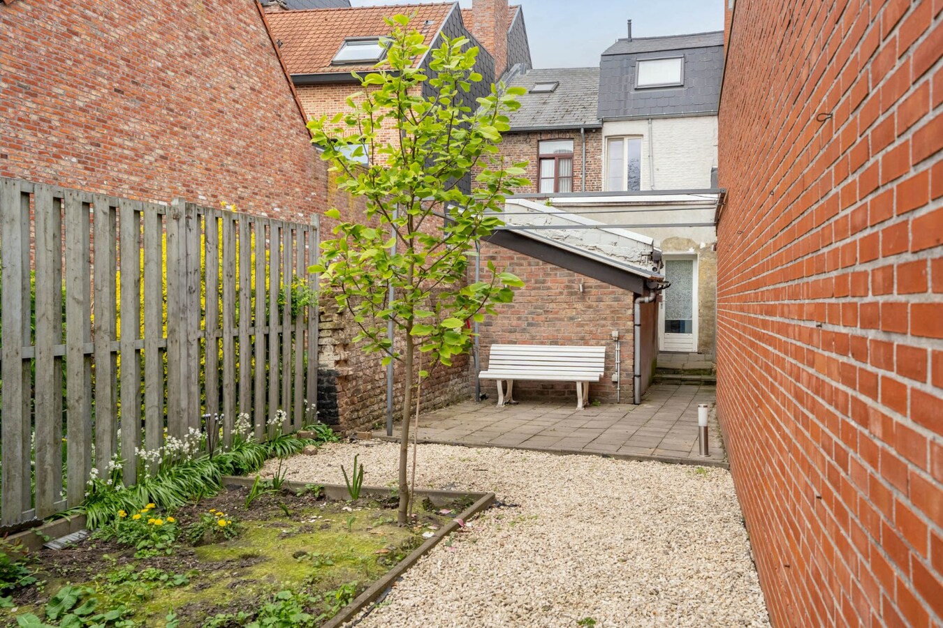 Een knusse rijwoning met tuintje en 3 slaapkamers, gelegen pal in het centrum van Maaseik. 