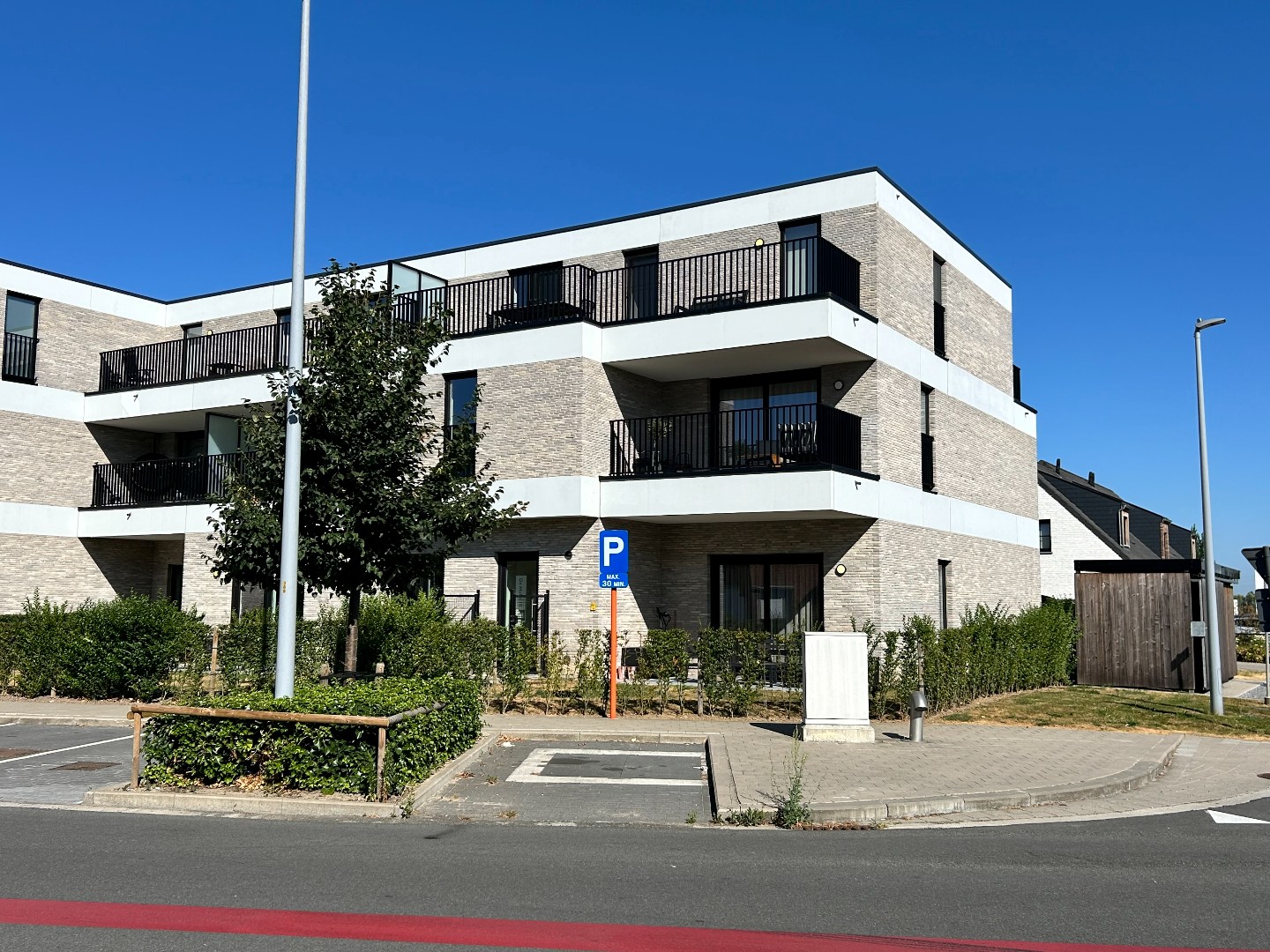 Gelijkvloers appartement met terras, tuintje en autostaanplaats 