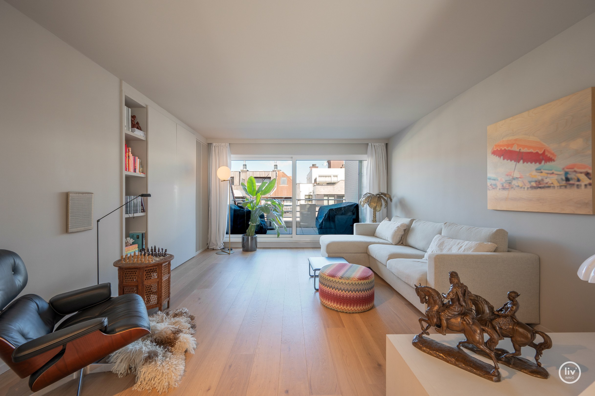 Stijlvol appartement met 2 zonnige terrassen op een toplocatie in Knokke Centraal gelegen tussen zeedijk en Lippenslaan. 