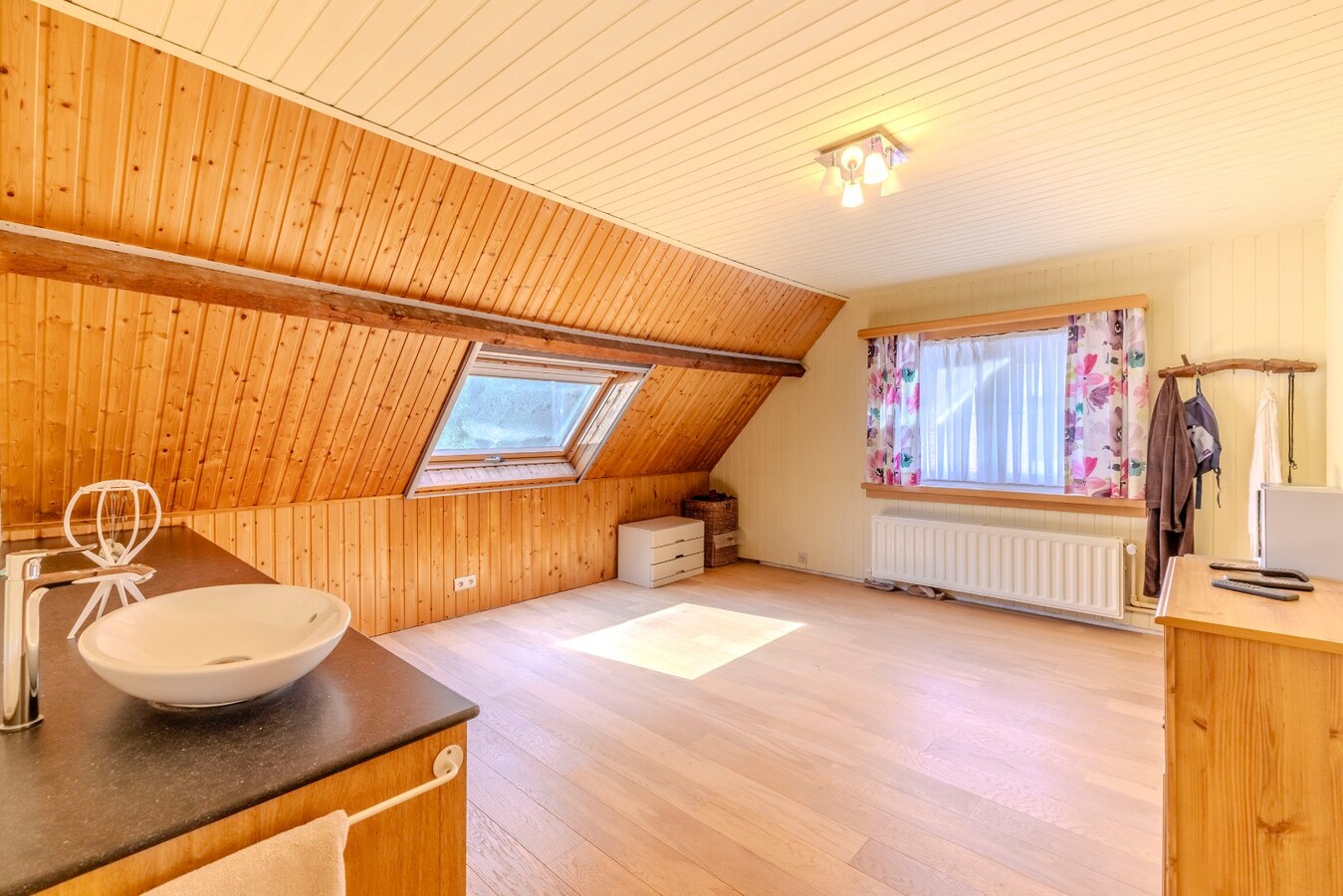Ruim en charmant landhuis met 4 slpks en prachtige tuin 
