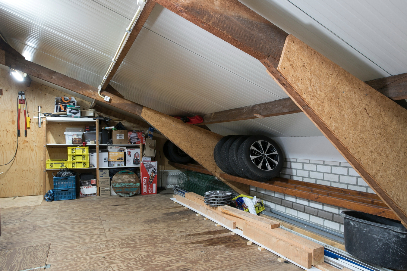 Deze moderne en royale vrijstaande woning staat op een rustige woonlocatie op een mooi hoekperceel. 