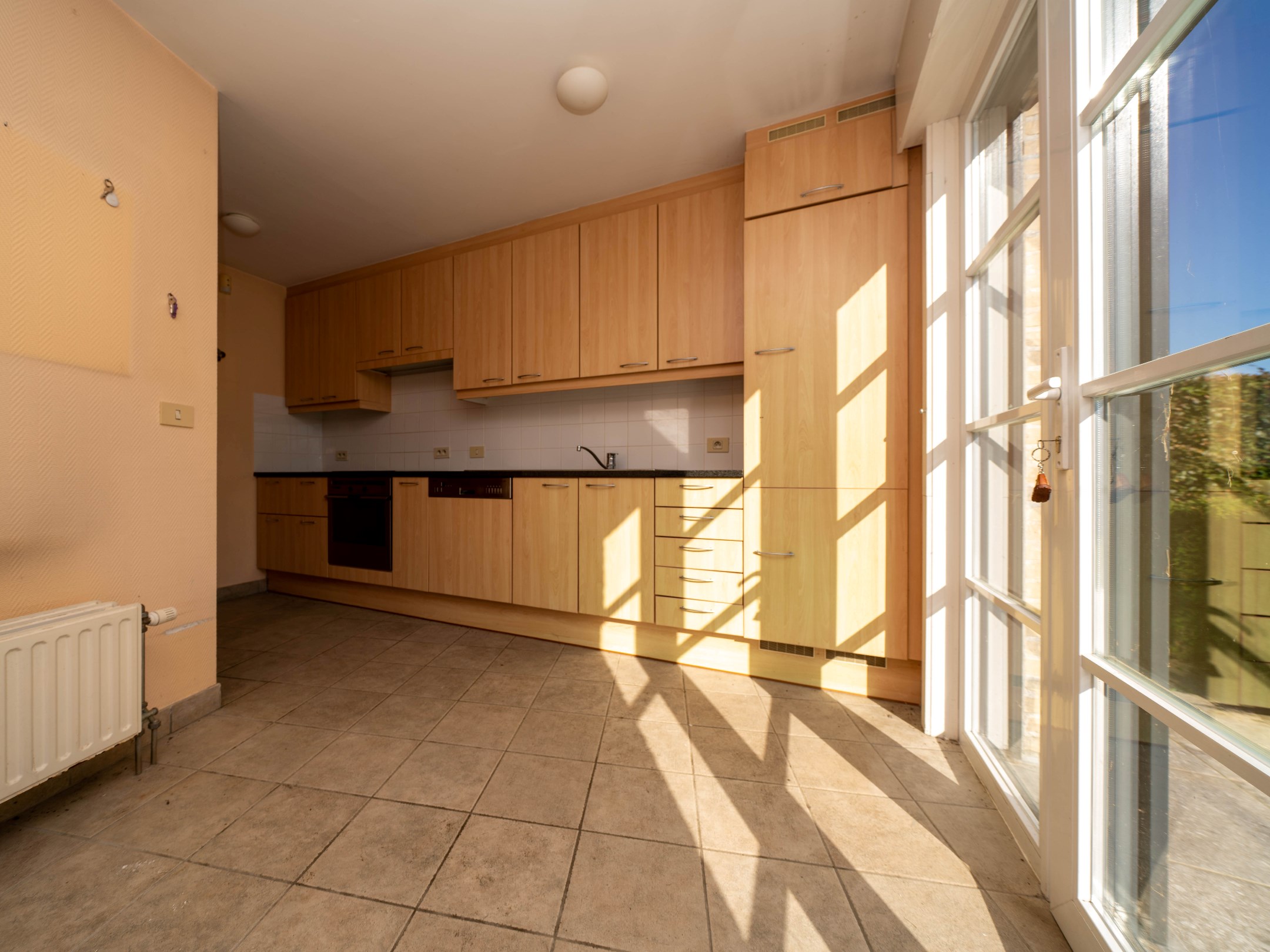 Lichtrijke, ruime woning met 3 kamers, garage en tuin 